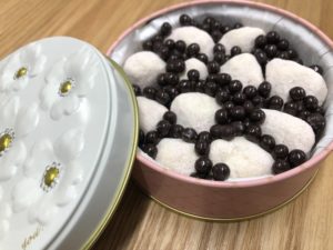 イチゴホワイトチョコレート|新安城のお菓子の店(ケーキ屋)|モントル|お誕生日ケーキ・季節のタルト・焼き菓子ギフトなど。カフェ併設